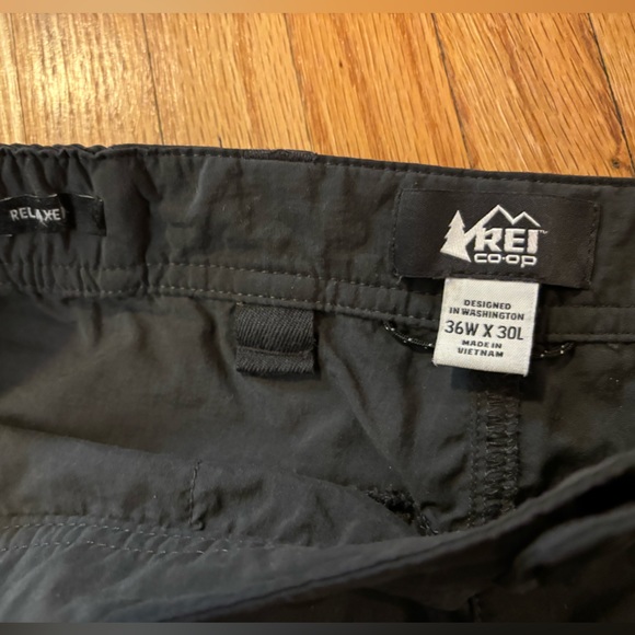 Men’s REI convertible hiking pants - Picture 3 of 3